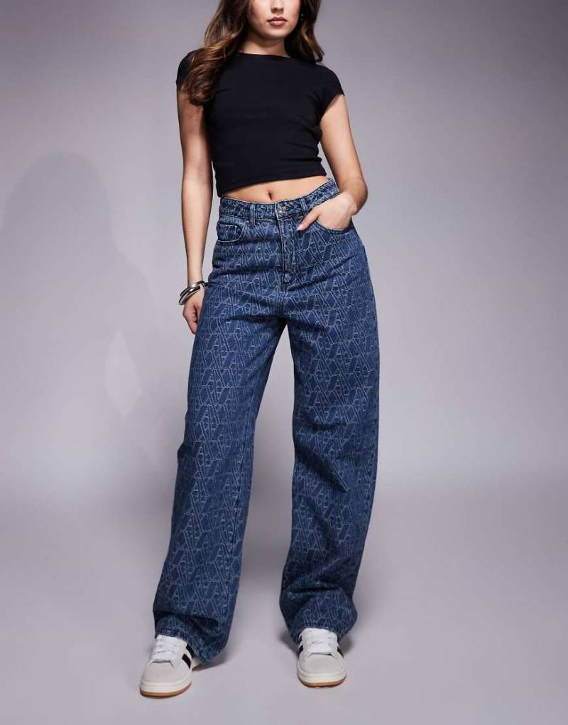 Armani Exchange - Gerade geschnittene Jeans in Mittelblau mit Monogrammmuster von Armani Exchange