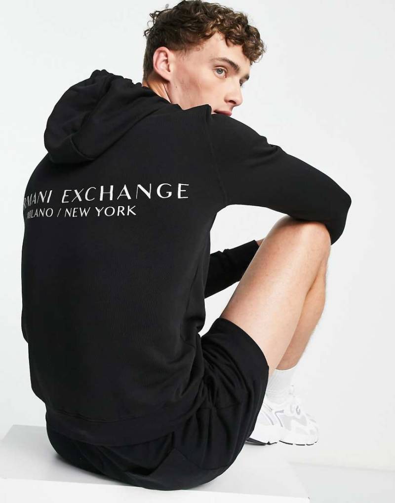 Armani Exchange - Kapuzenpullover zum Überziehen in Schwarz mit mittig auf der Brust platziertem Logo von Armani Exchange