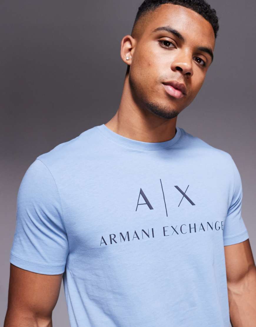 Armani Exchange - Kurzärmliges T-Shirt in Hellblau mit mittigem Logo von Armani Exchange