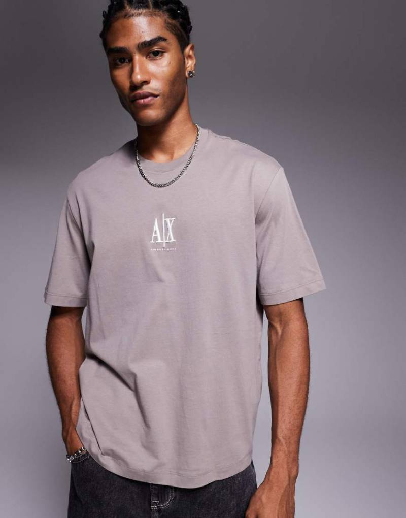 Armani Exchange - Kurzärmliges T-Shirt in Hellbraun mit mittigem Logo von Armani Exchange