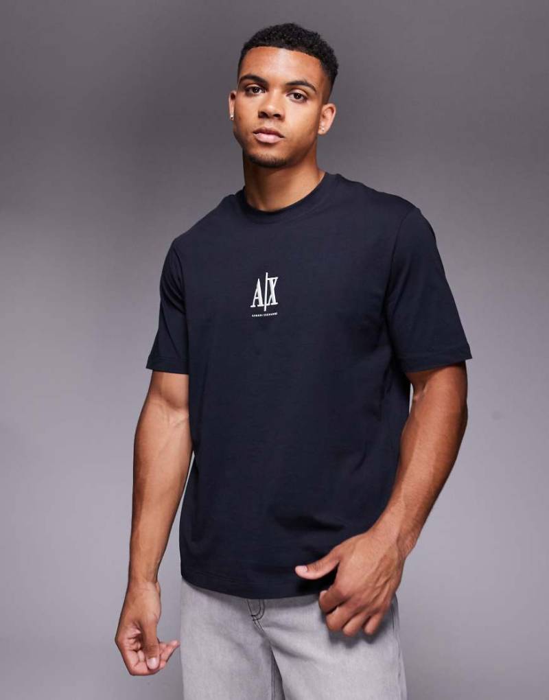 Armani Exchange - Kurzärmliges T-Shirt in Schwarz mit zentriertem Logo von Armani Exchange