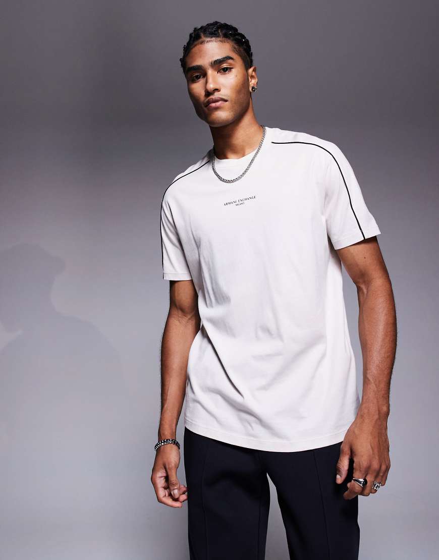 Armani Exchange - Kurzärmliges T-Shirt in Weiß mit mittigem Logo von Armani Exchange
