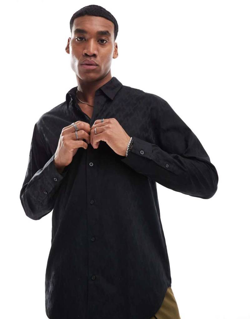 Armani Exchange - Langärmliges Hemd in Schwarz mit Logomuster und glänzendem Satin-Effekt von Armani Exchange