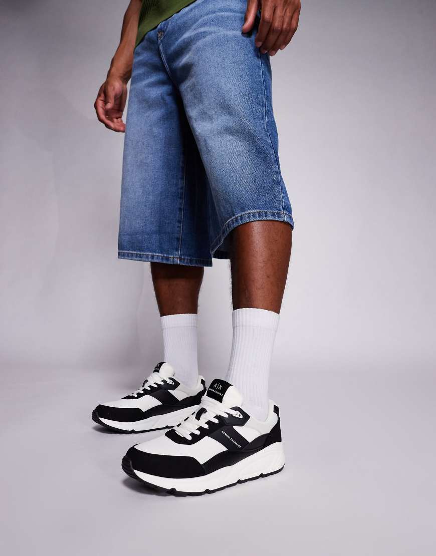 Armani Exchange - Sneaker aus Wildleder-Mix in Schwarz und Wollweiß mit Logo und dicker Sohle von Armani Exchange