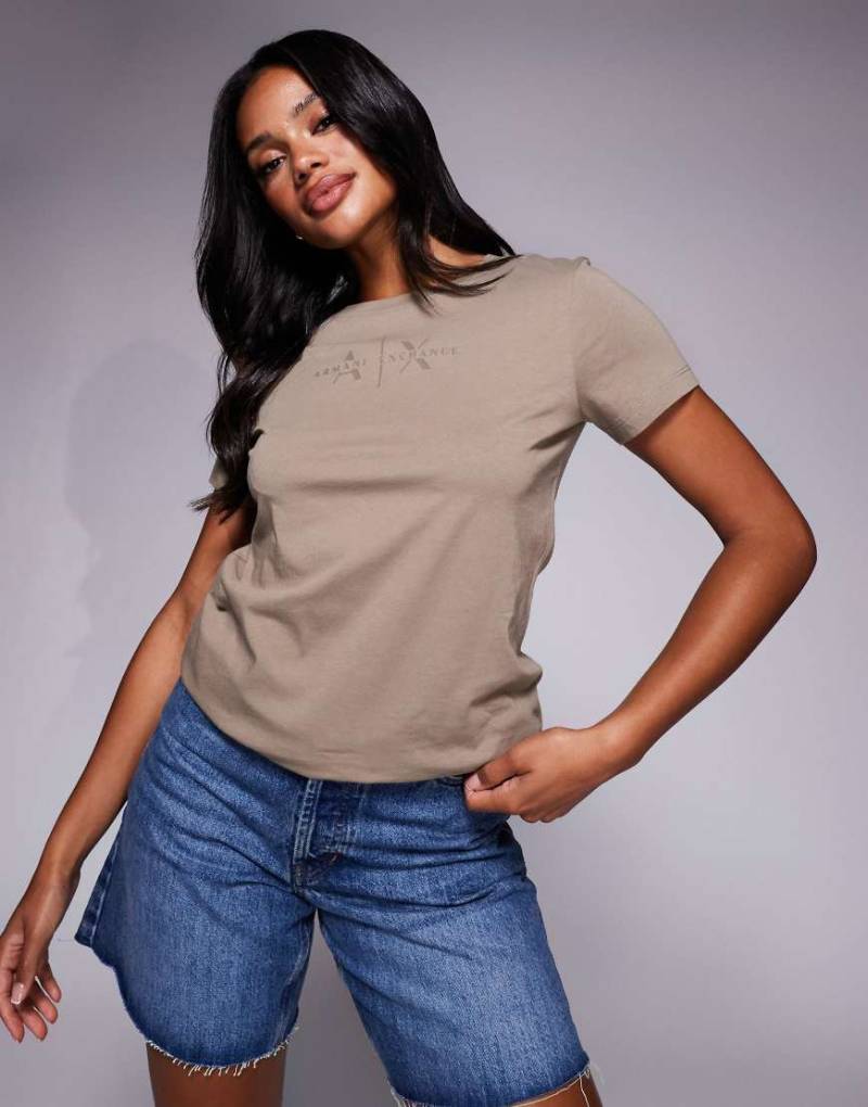 Armani Exchange - T-Shirt in Hellbraun mit zentriertem Logo von Armani Exchange