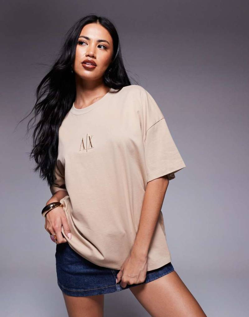 Armani Exchange - T-Shirt in Hellbraun mit zentriertem Logo von Armani Exchange