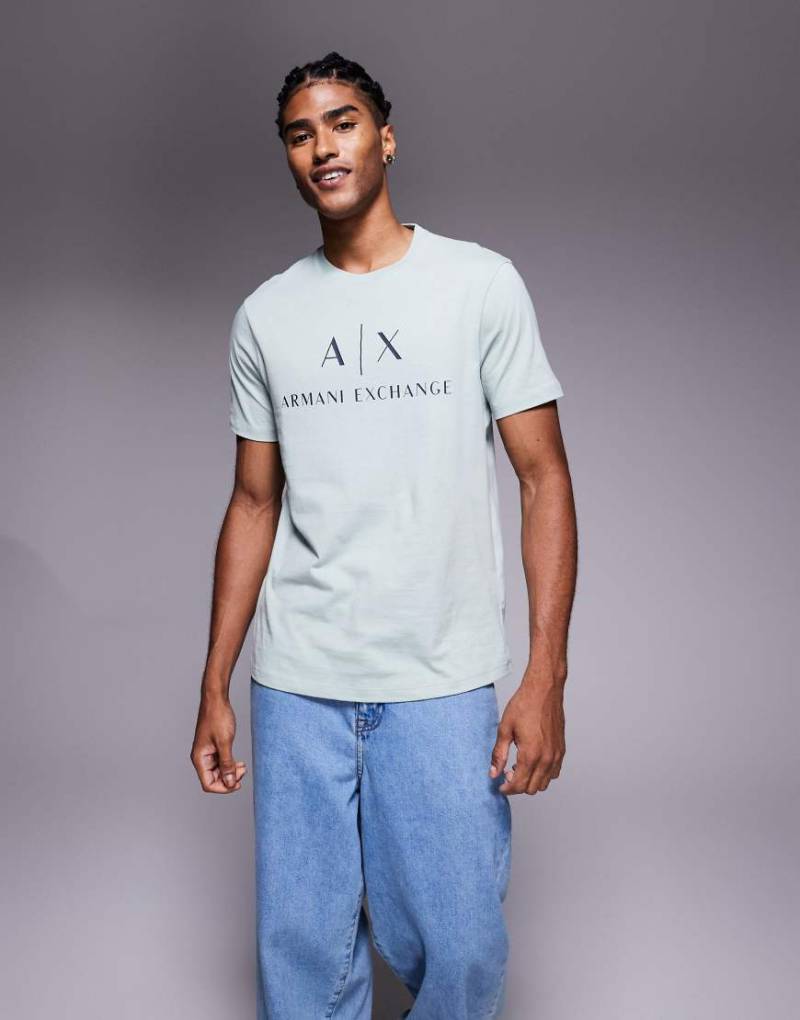 Armani Exchange - T-Shirt in Salbeigrün mit mittigem Logo von Armani Exchange