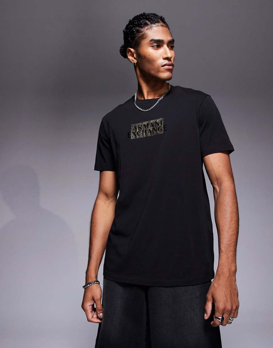 Armani Exchange - T-Shirt in Schwarz und Gold mit mittigem Logo von Armani Exchange