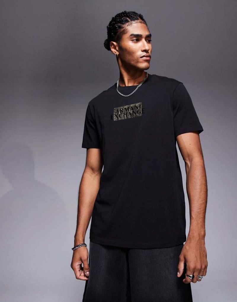 Armani Exchange - T-Shirt in Schwarz und Gold mit mittigem Logo von Armani Exchange
