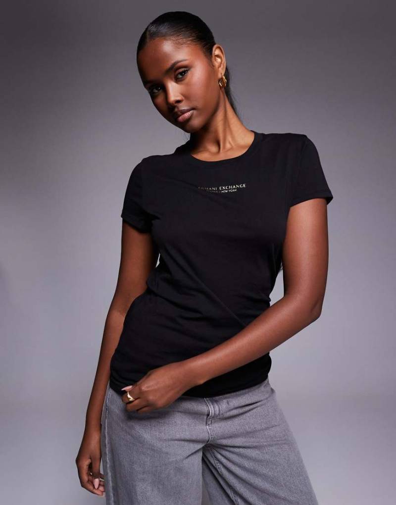 Armani Exchange - T-Shirt in Schwarz und Gold mit mittigem Logo von Armani Exchange