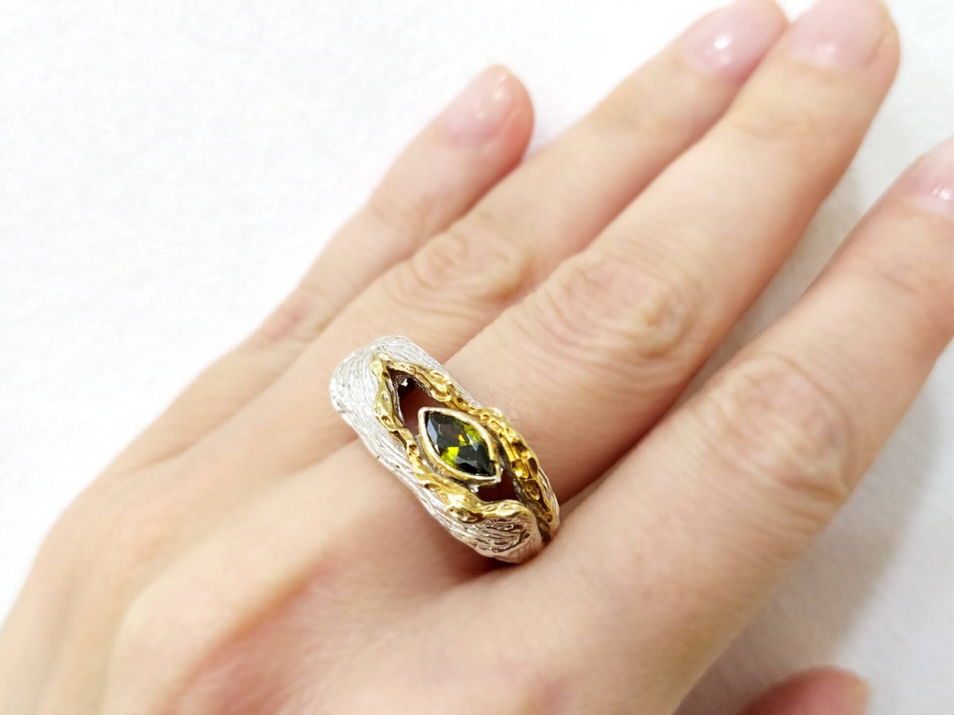 Moderner Ring Aus Silber 925 Mit Goldplattierter Oberfläche Und Gelblich-Grünem Stein Moderner Ring Aus Silber 925 Mit Goldplattierter Oberfläche Und Gelblich-Grünem Stein von ArmenianSpirit