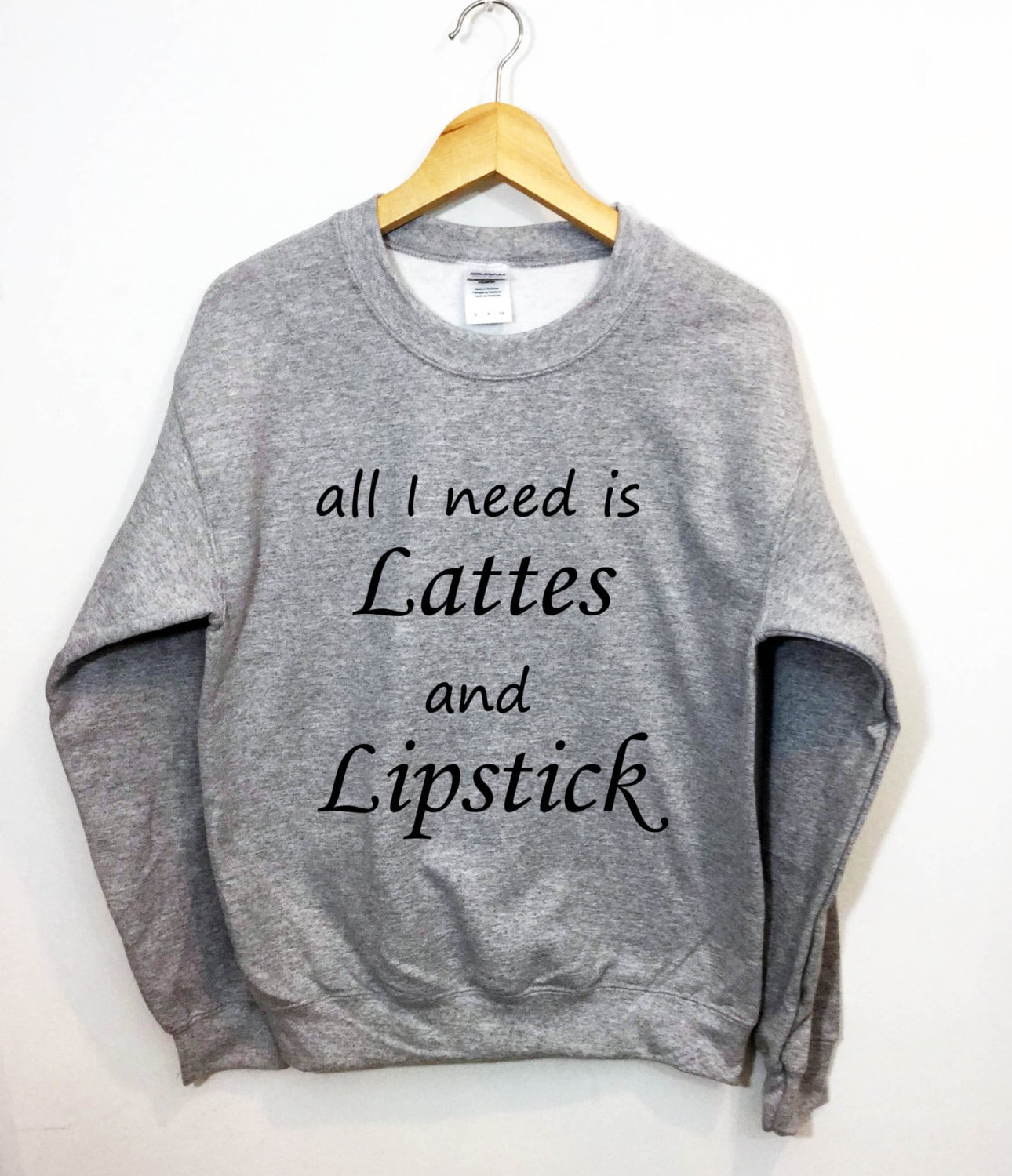 Alles Was Ich Brauche Ist Lattes Und Lippenstift Sweatshirt Lustiges Training Motivations Pullover Alles Was Ich Brauche Ist Lattes Und Lippenstift Sweatshirt Lustiges Training Motivations Pullover von ArmiTee
