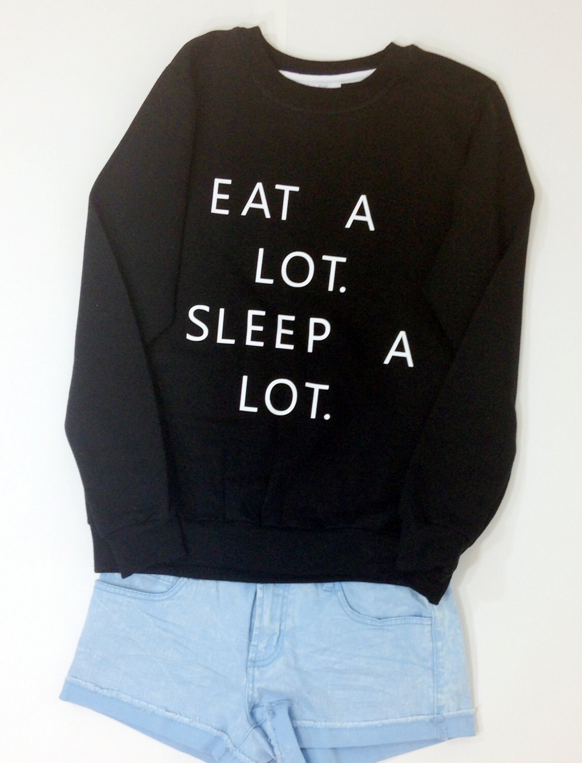 Eat A Lot Sleep Sweatshirt in Schwarz - Essen Sie Viel Schlafen Oversized Pullover Eat A Lot Sleep Sweatshirt in Schwarz - Essen Sie Viel Schlafen Oversized Pullover von ArmiTee