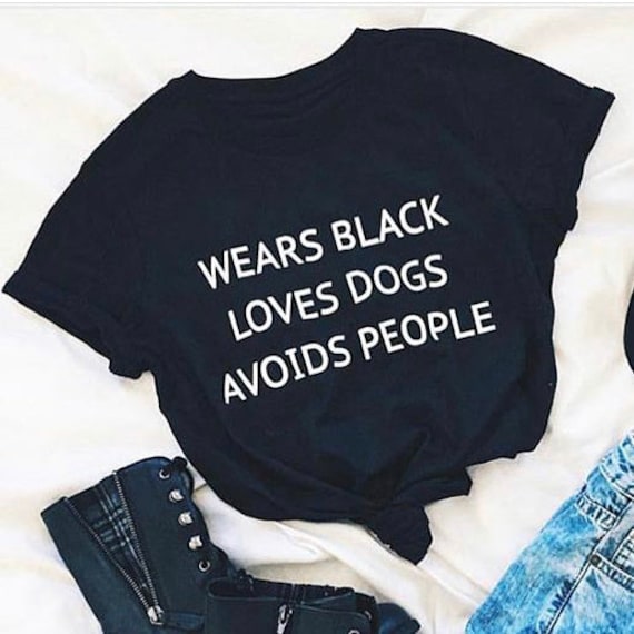 Trägt Schwarz Lieben Hunde Vermeidet Menschen Tshirt von ArmiTee