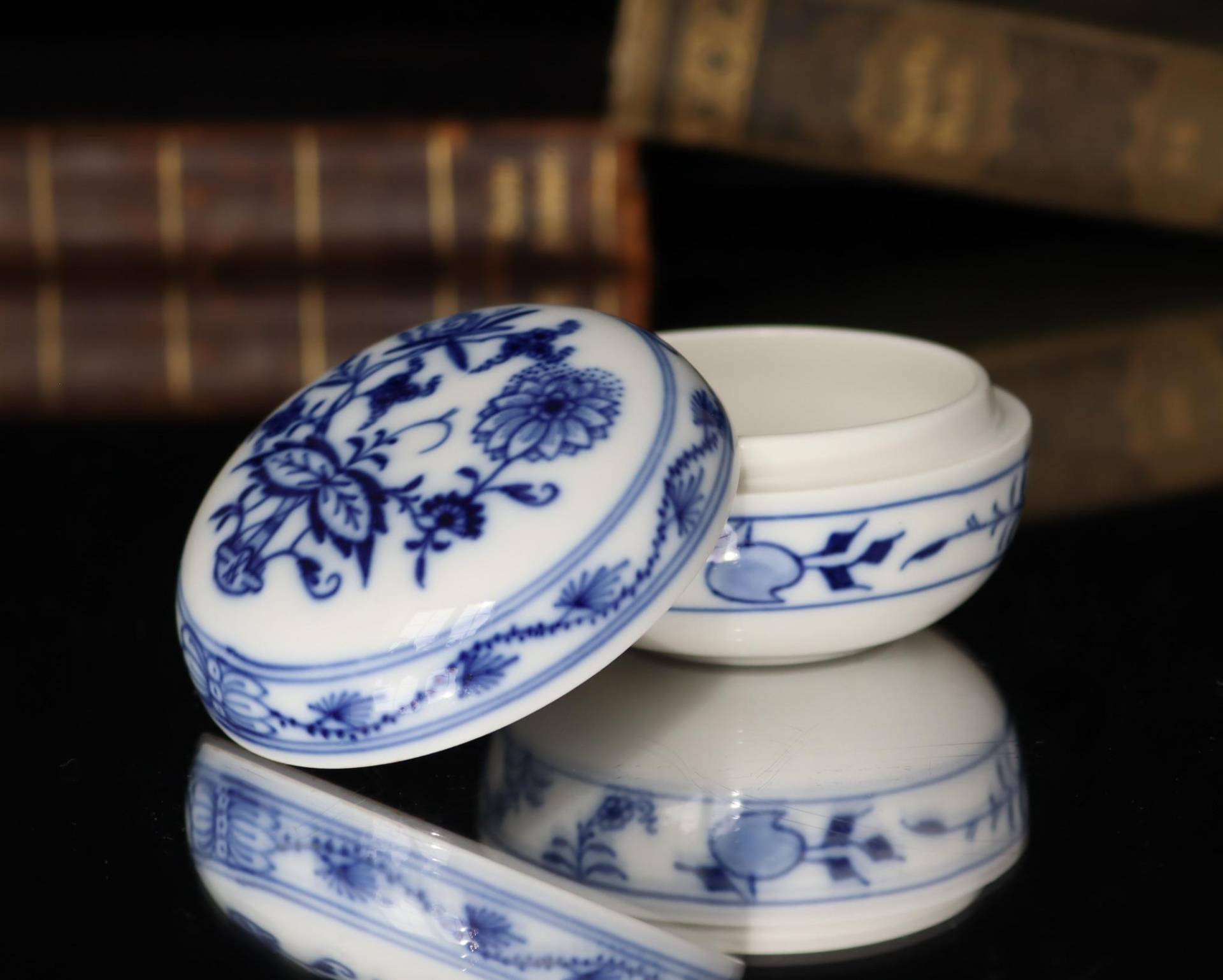 Meissen Schmuckdose Aus Porzellan Mit Handgemaltem Zwiebelmuster - Gekreuzte Schwerter Meissen Schmuckdose Aus Porzellan Mit Handgemaltem Zwiebelmuster - Gekreuzte Schwerter von ArmoireAncienne