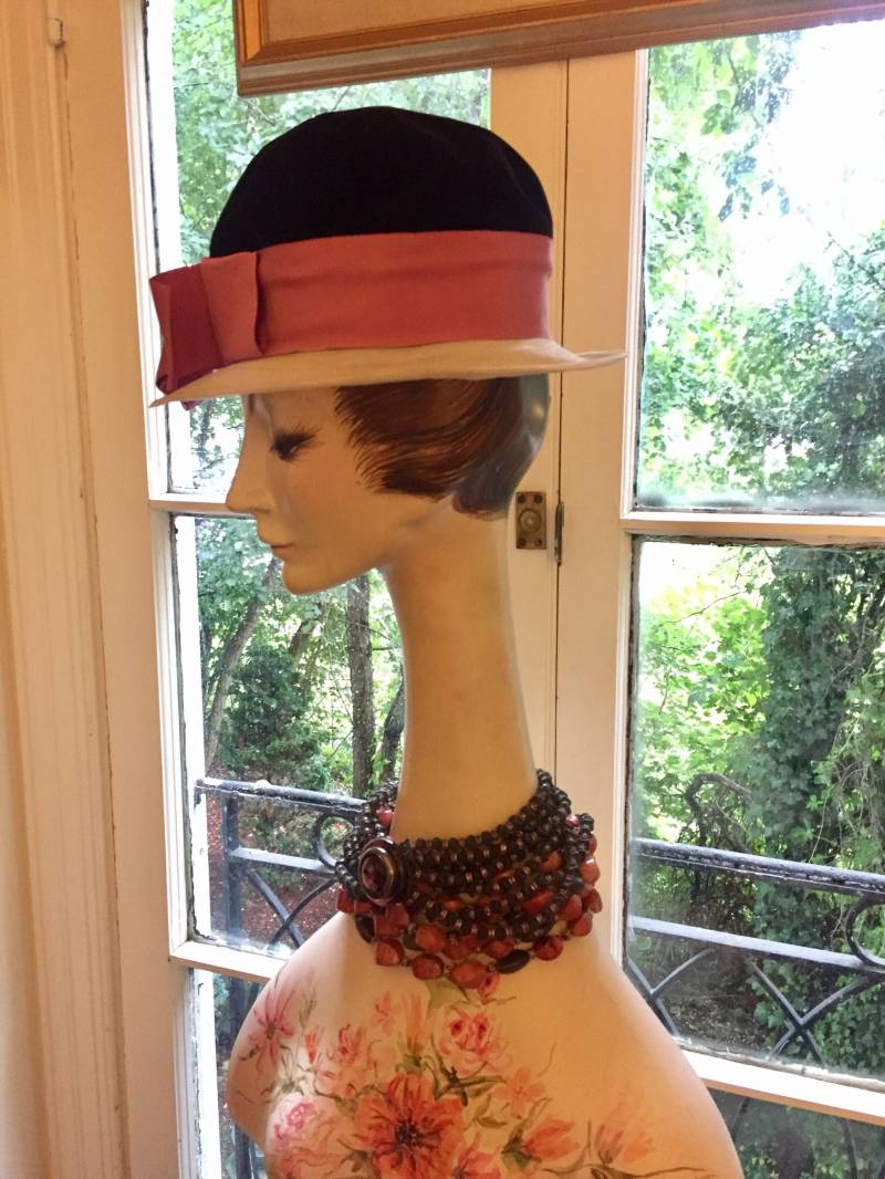 Lilly Dache' C1950 Dunkellila Samt, Pinkes Band, Beige Rhim Mütze Lilly Dache' C1950 Dunkellila Samt, Pinkes Band, Beige Rhim Mütze von ArmoireChiChi