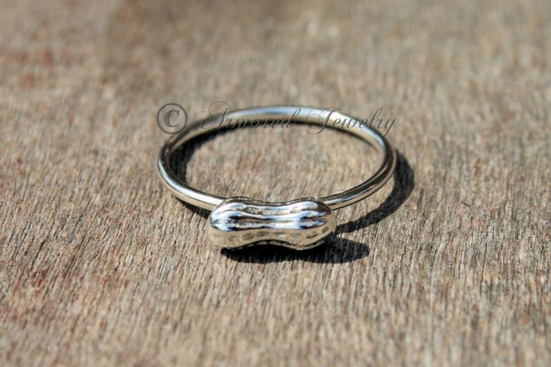 Hübscher Kleiner Erdnuss Ring, Sterling Silber Schmuck, Stacking, Zierlicher Schmuck Für Männer, Kleine Erdnüsse, Personalisiert von ArmoredJewelry