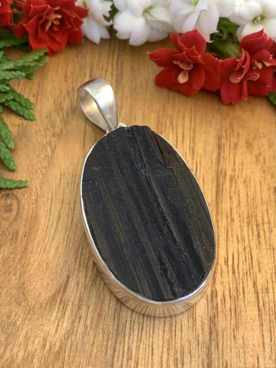 Schwarzer Turmalin Anhänger Schwarzer Turmalin Anhänger von ArnavaJewelry