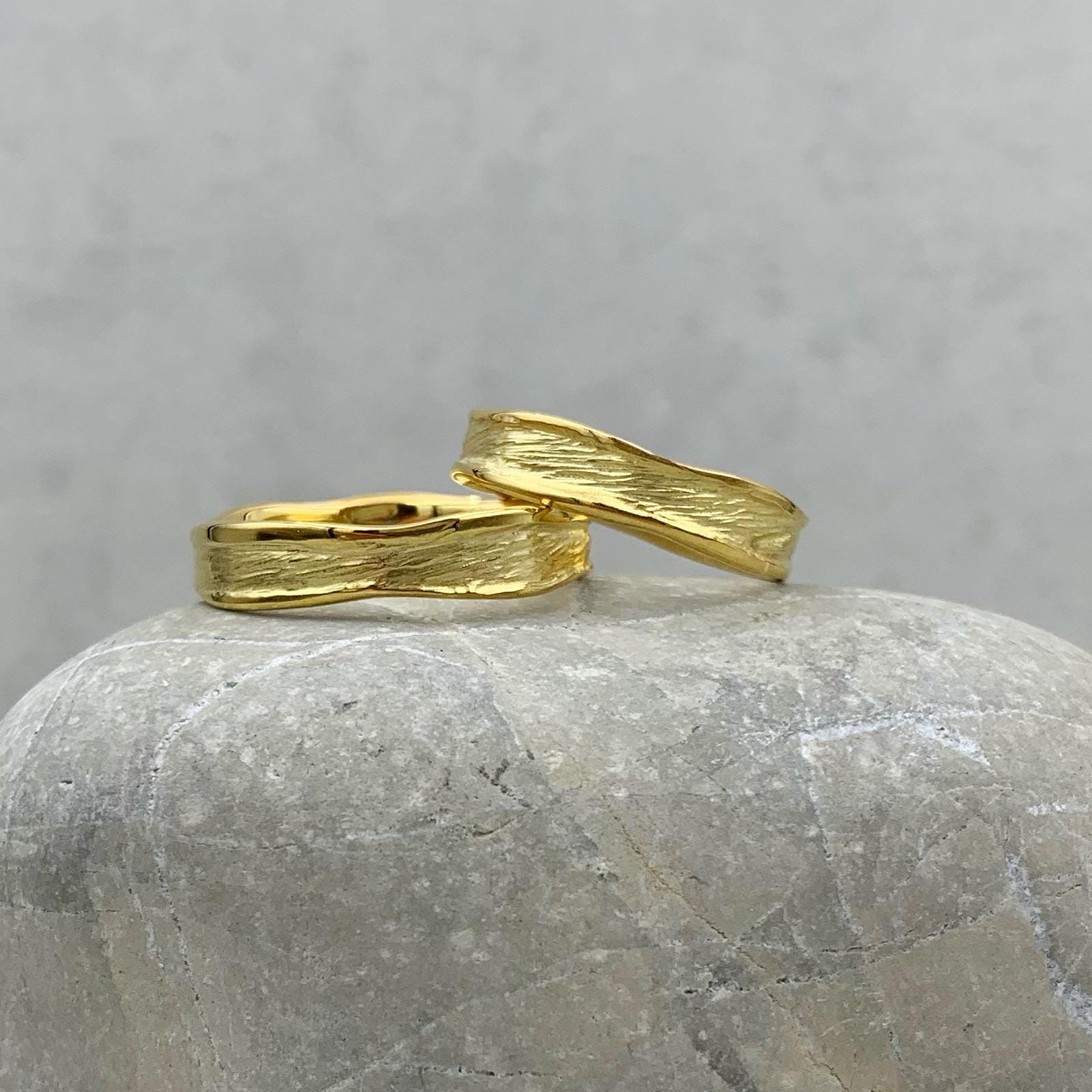 Schmaler Trauring "Fluss Des Lebens" Gelbgold Schmaler Trauring "Fluss Des Lebens" Gelbgold von ArntzDesigns