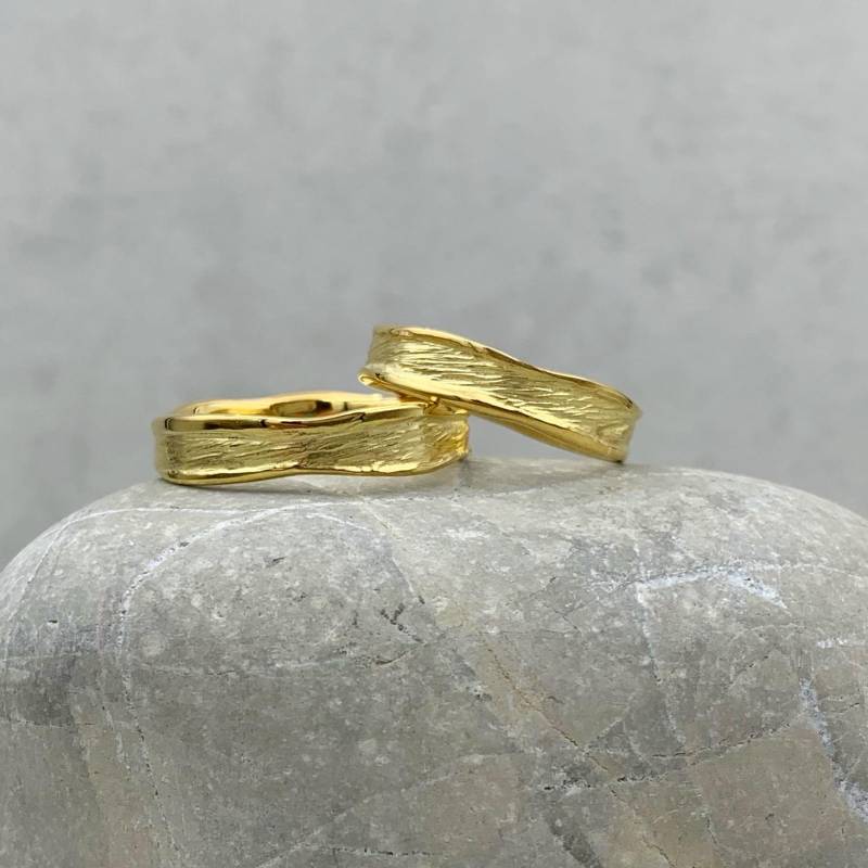 Schmaler Trauring "Fluss Des Lebens" Gelbgold Schmaler Trauring "Fluss Des Lebens" Gelbgold von ArntzDesigns