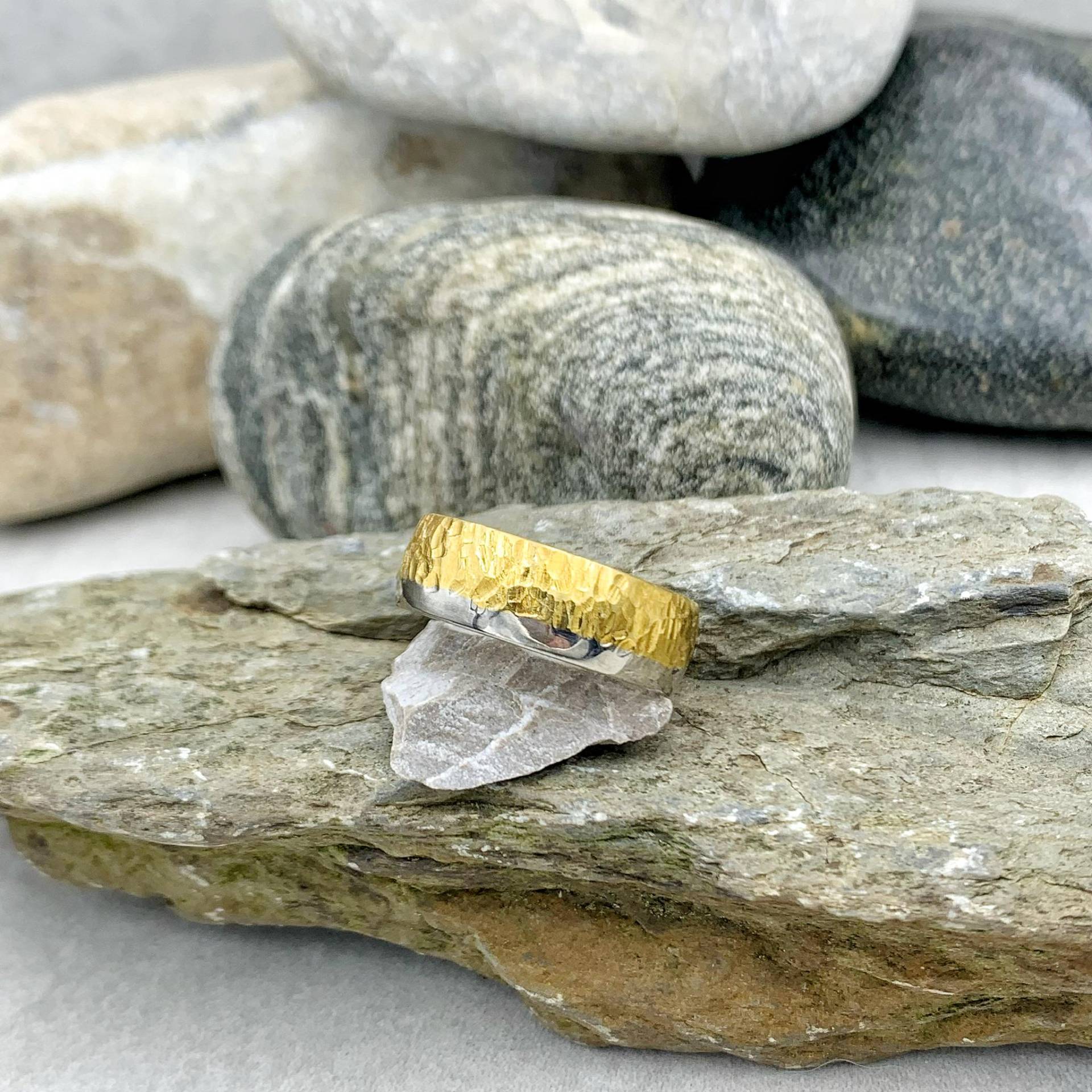 Trauring "Karwendel" Bicolor Gelbgold Und Weißgold Trauring "Karwendel" Bicolor Gelbgold Und Weißgold von ArntzDesigns
