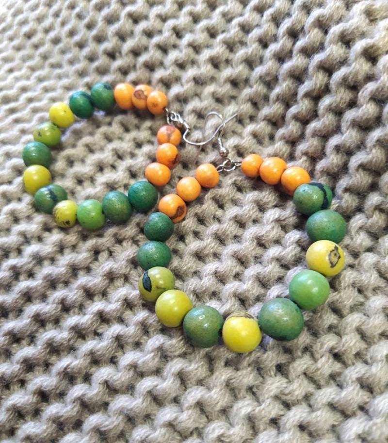 Handgemachte Acai Samen Creolen Boho Perlenschmuck von AroundEarrings