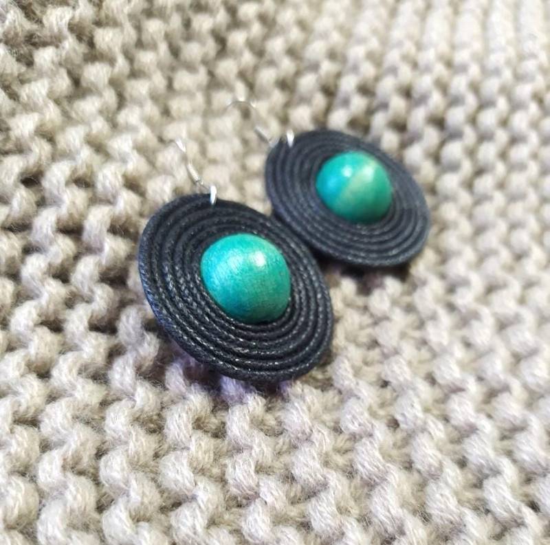 Handgemachte Creolen Schwarze Wachskordel, Türkis-Holzperle von AroundEarrings