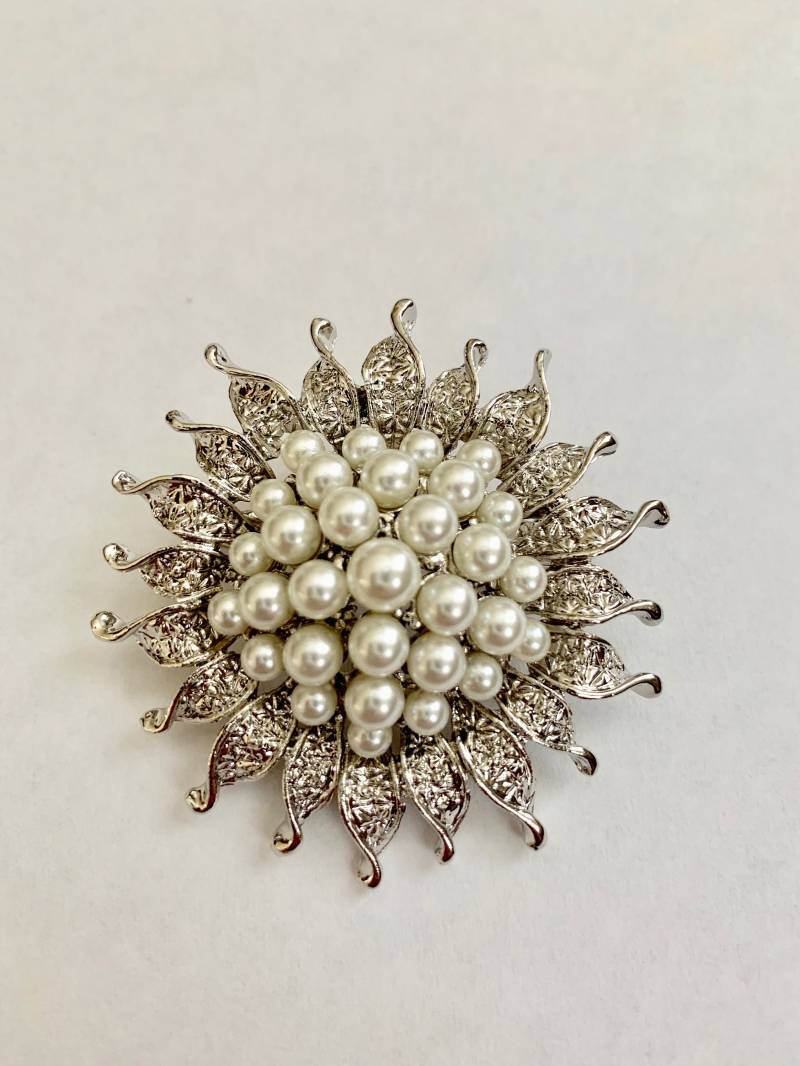 Silber Faux Perle Brosche/Wrap Verschluss Silber Faux Perle Brosche/Wrap Verschluss von ArrowDesignsGallery