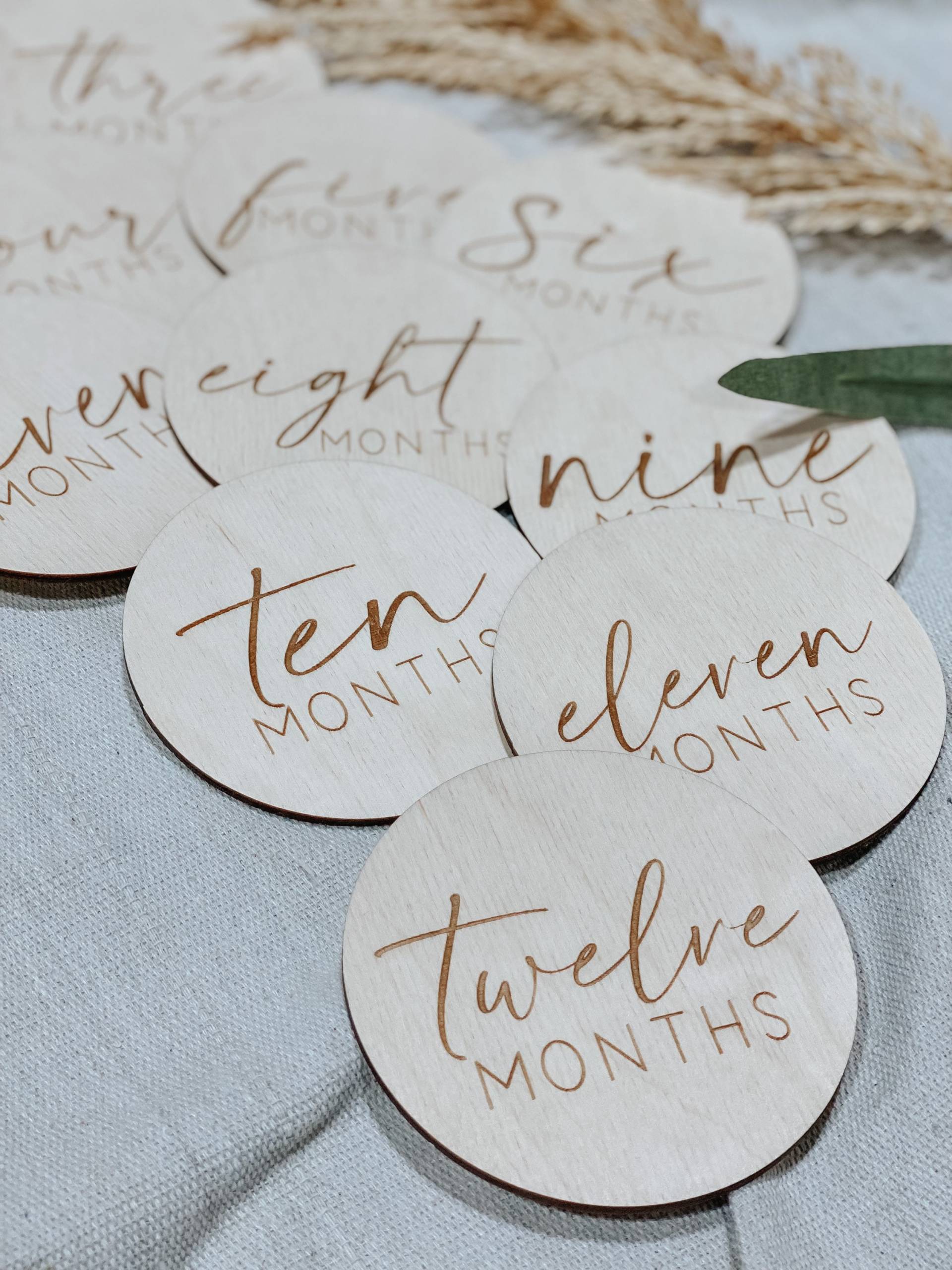 Baby Monatliche Meilenstein Holzscheiben | Meilensteinkarten Altersschilder Newborn Shower Geschenk Gravierte Geätzte Holzkarte Fotorequisite Baby Monatliche Meilenstein Holzscheiben | Meilensteinkarten Altersschilder Newborn Shower Geschenk Gravierte Geätzte Holzkarte Fotorequisite von ArrowTownDesigns