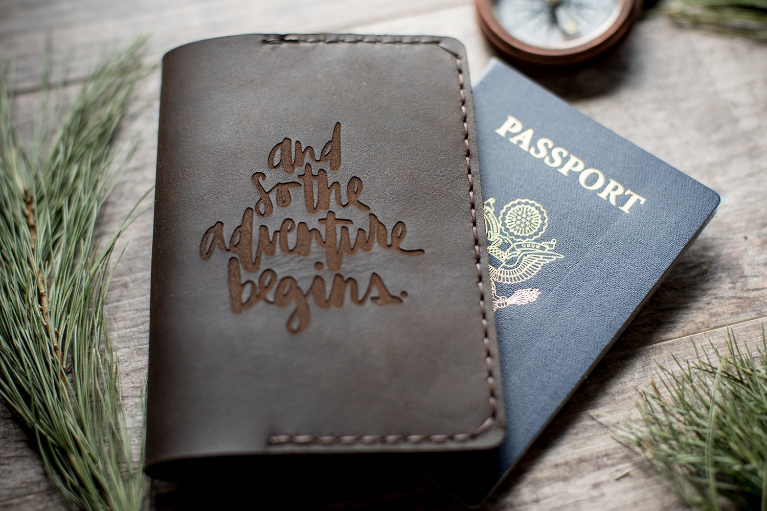 Personalisierte Lederpasshülle, Monogrammpasshülle | Und So Beginnt Das Abenteuer Personalisierte Lederpasshülle, Monogrammpasshülle | Und So Beginnt Das Abenteuer von ArrowheadLeatherwork