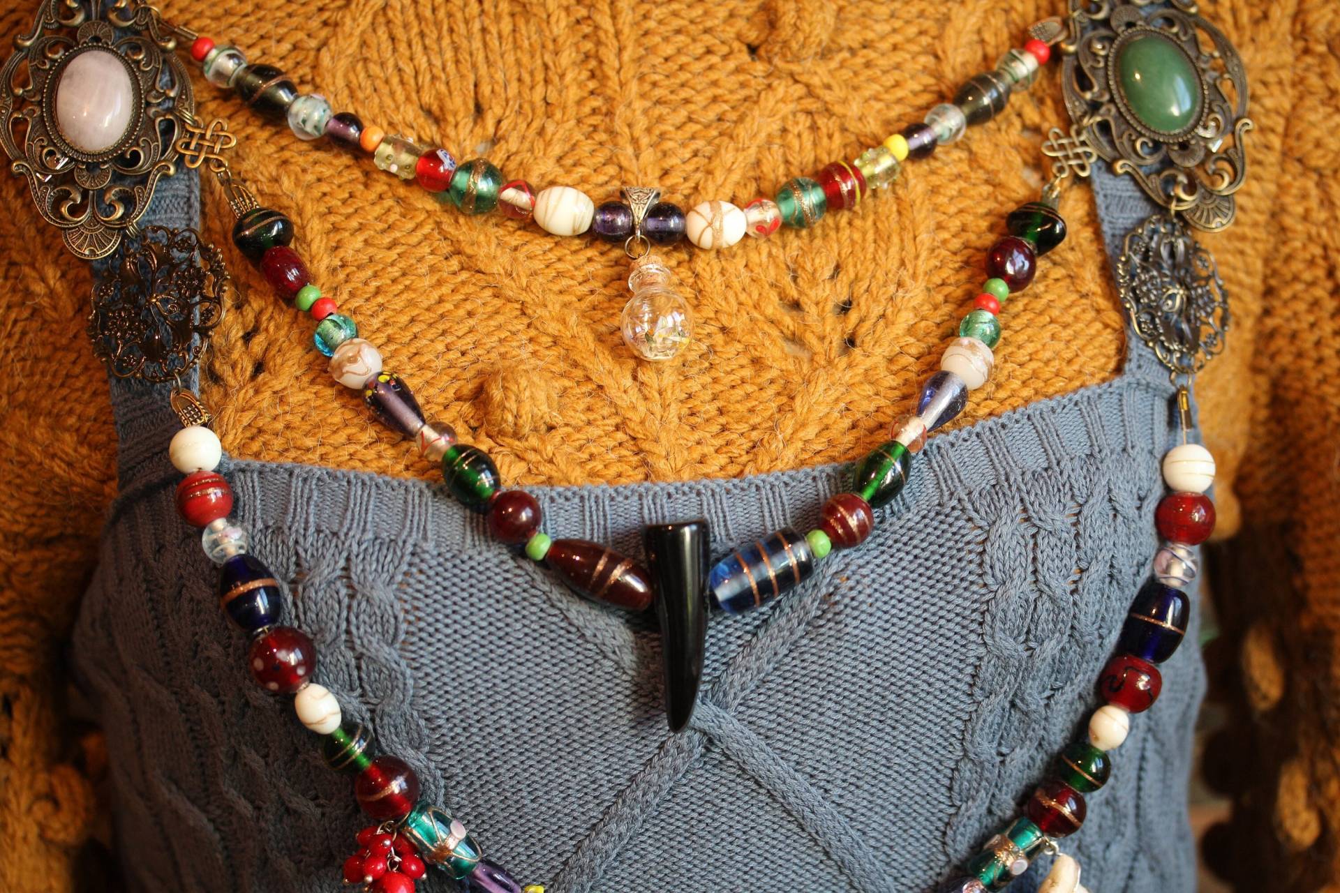 Dreireihige Wikinger Fibel Kette Mittelalter Glasperlen Steine Schürzenkette ~Ylvie's Pride Ix~ Dreireihige Wikinger Fibel Kette Mittelalter Glasperlen Steine Schürzenkette ~Ylvie's Pride Ix~ von ArsInsomnia