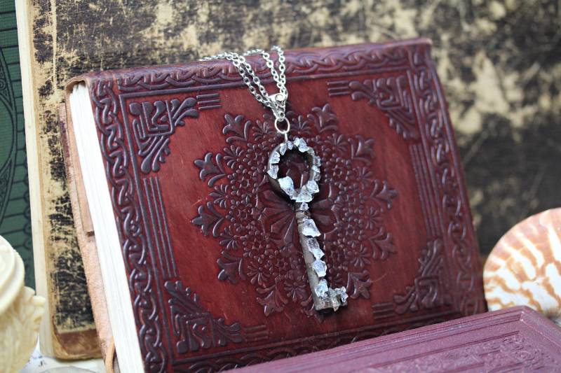 Einzigartige Halskette Mit Echtem Metall Schlüssel Und Selbstgezogenen Kristallen ~Magic Key~ von ArsInsomnia