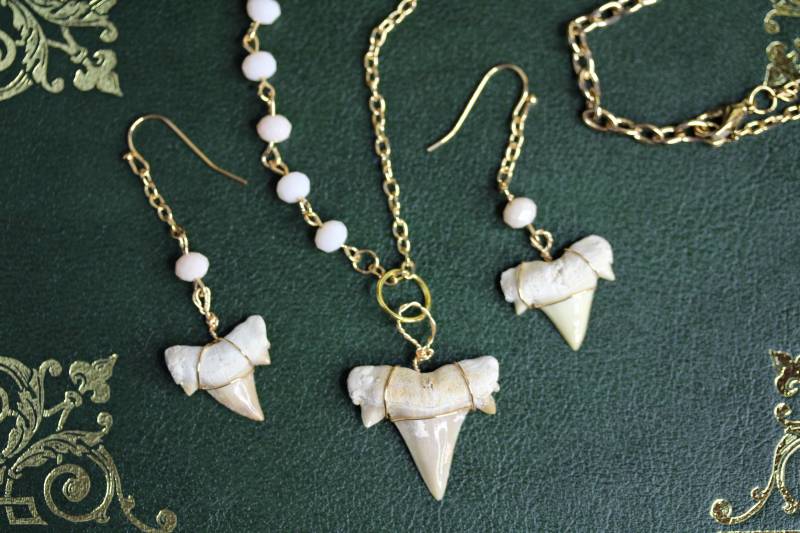 Schmuckset Mit Fossilen Haizähnen Halskette Und Ohrringe Gold Perlen ~Selachii~ von ArsInsomnia