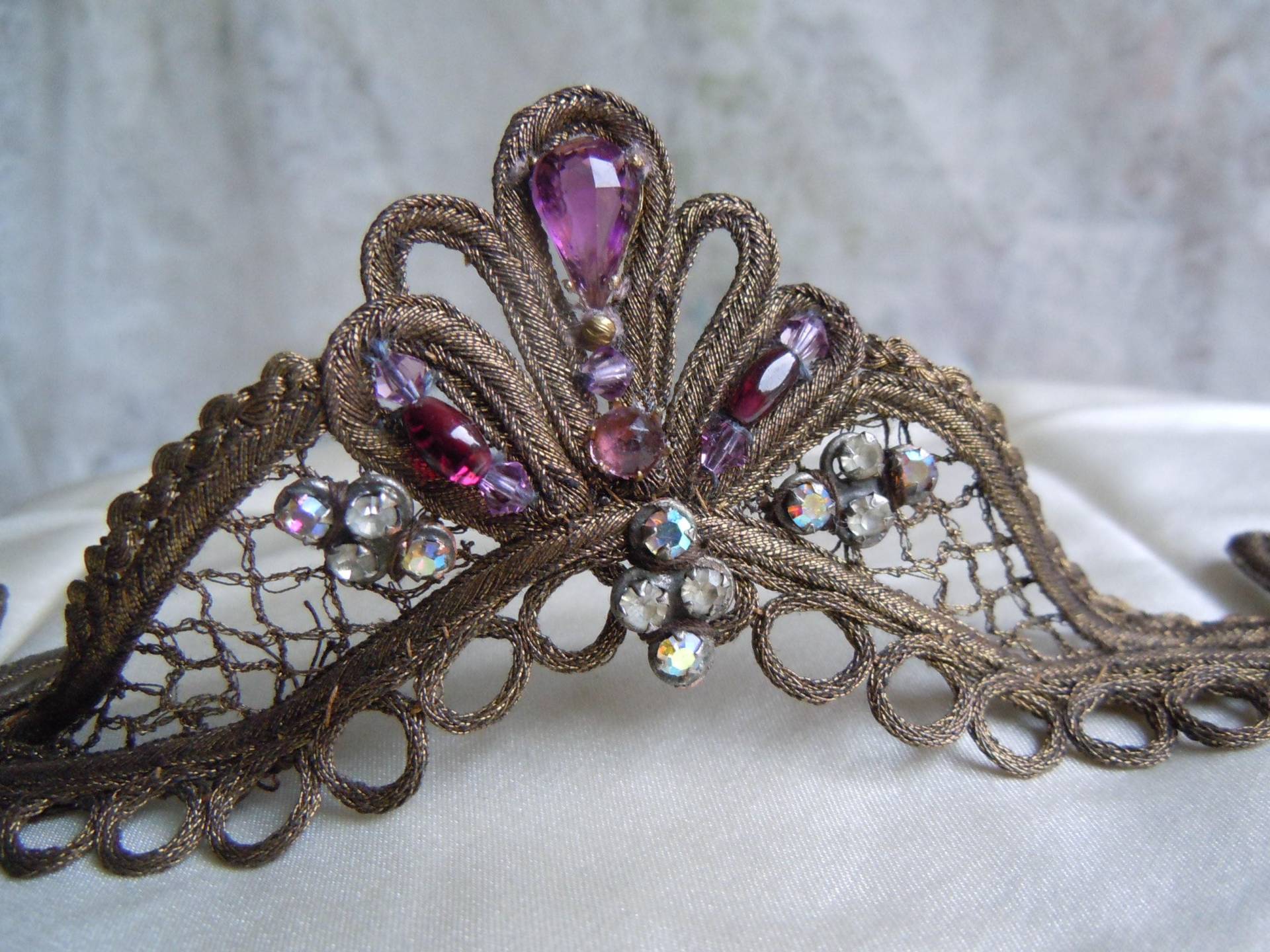 Antik Metall Gold Faden Puppen Tiara Mit Edelsteinen Antik Metall Gold Faden Puppen Tiara Mit Edelsteinen von ArsenicandOldLace
