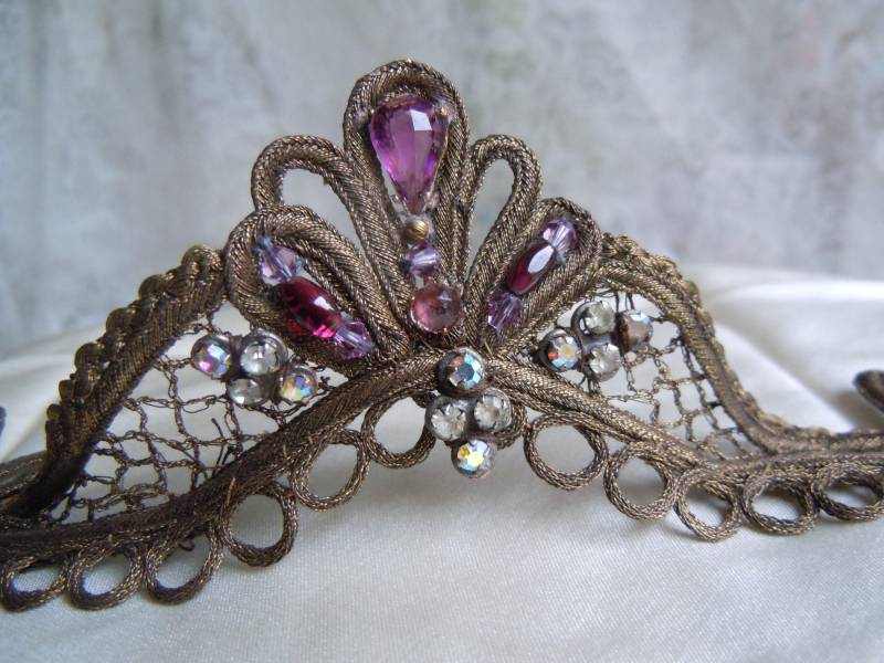 Antik Metall Gold Faden Puppen Tiara Mit Edelsteinen Antik Metall Gold Faden Puppen Tiara Mit Edelsteinen von ArsenicandOldLace