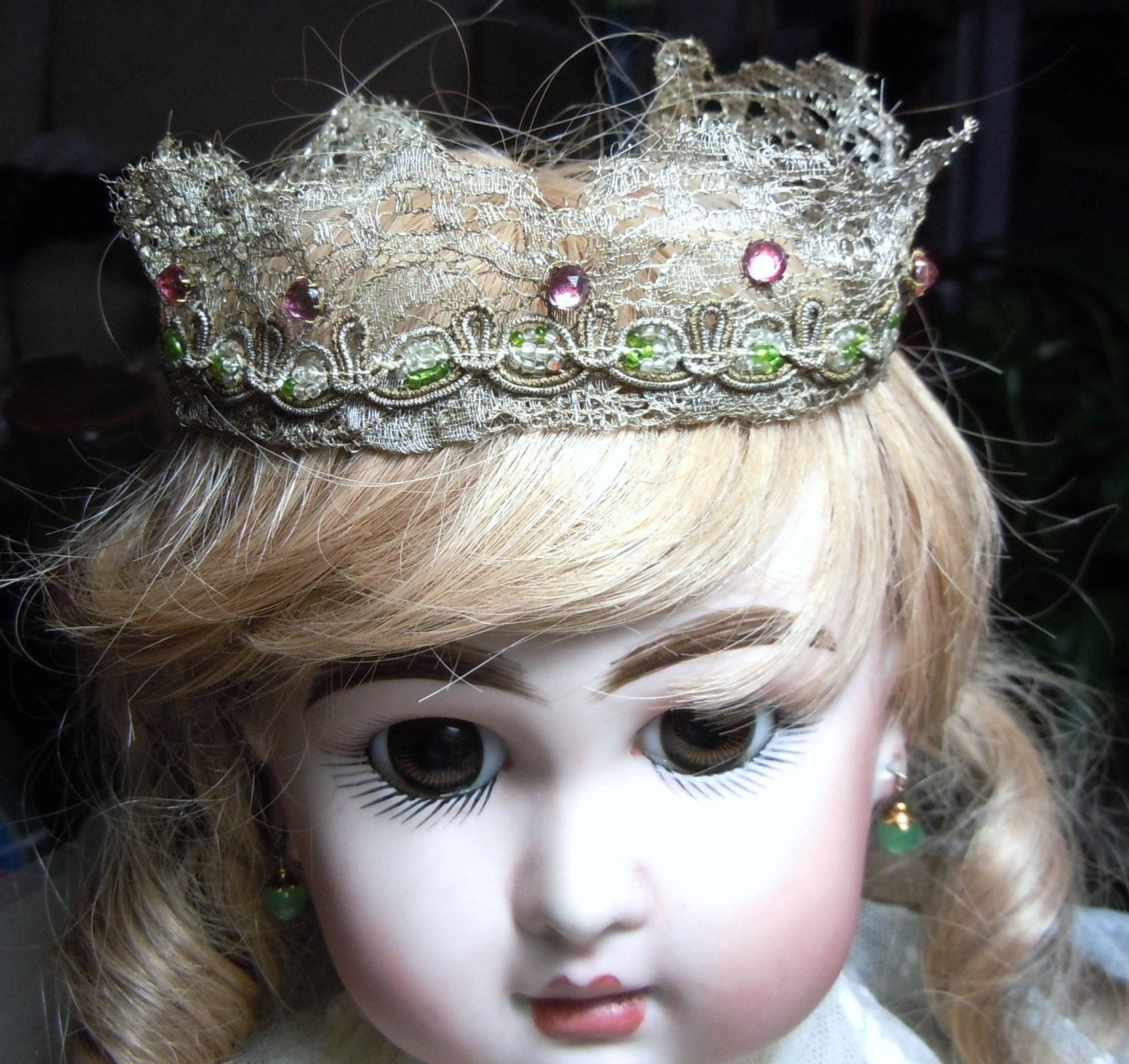 Antik Silber Metallic Spitze Puppe Tiara Krone Stirnband Mit Edelsteinen Antik Silber Metallic Spitze Puppe Tiara Krone Stirnband Mit Edelsteinen von ArsenicandOldLace
