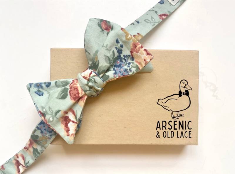 Handgemachte Mintgrüne Fliege Mit Blumenmuster Selbstbinden Oder Vorgebunden von ArsenicandOldLaceUK