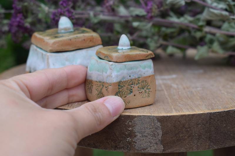 Kleine Keramikdose | Handgemacht Salztopf, Kräuter, Schmuckschale, Boho Pflanzenabdruck, Grün Weiß, Unikat Ringablage Spülmaschinenfest Kleine Keramikdose | Handgemacht Salztopf, Kräuter, Schmuckschale, Boho Pflanzenabdruck, Grün Weiß, Unikat Ringablage Spülmaschinenfest von ArtAndKreative