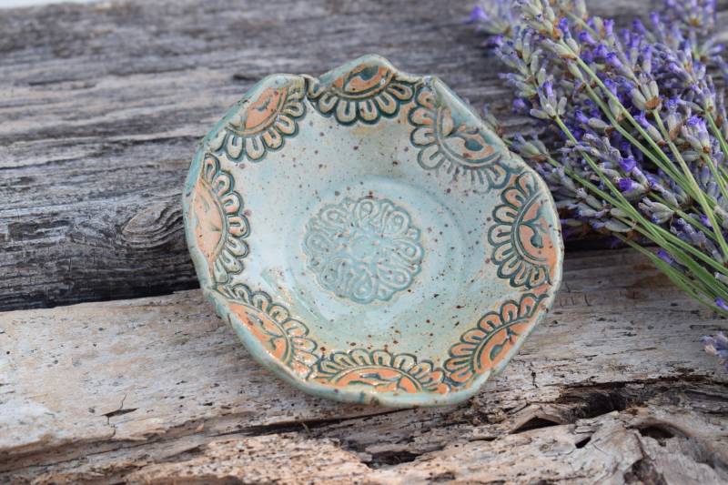 Schmuckablage Klein | Espresso Untertasse, Handgemachte Keramik, Schmuckschale, Geschenk, Boho Stempel, Grün, Ringablage Spülmaschinenfest Schmuckablage Klein | Espresso Untertasse, Handgemachte Keramik, Schmuckschale, Geschenk, Boho Stempel, Grün, Ringablage Spülmaschinenfest von ArtAndKreative