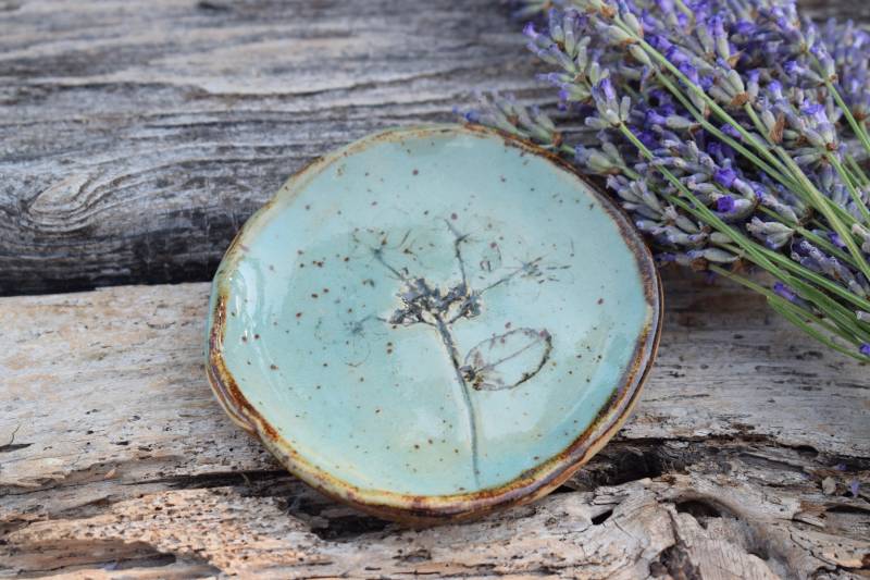 Schmuckablage Klein | Handgemachte Keramik, Schmuckschale, Geschenk, Boho Pflanzenabdruck Blume, Türkis Unikat Ringablage Spülmaschinenfest Schmuckablage Klein | Handgemachte Keramik, Schmuckschale, Geschenk, Boho Pflanzenabdruck Blume, Türkis Unikat Ringablage Spülmaschinenfest von ArtAndKreative