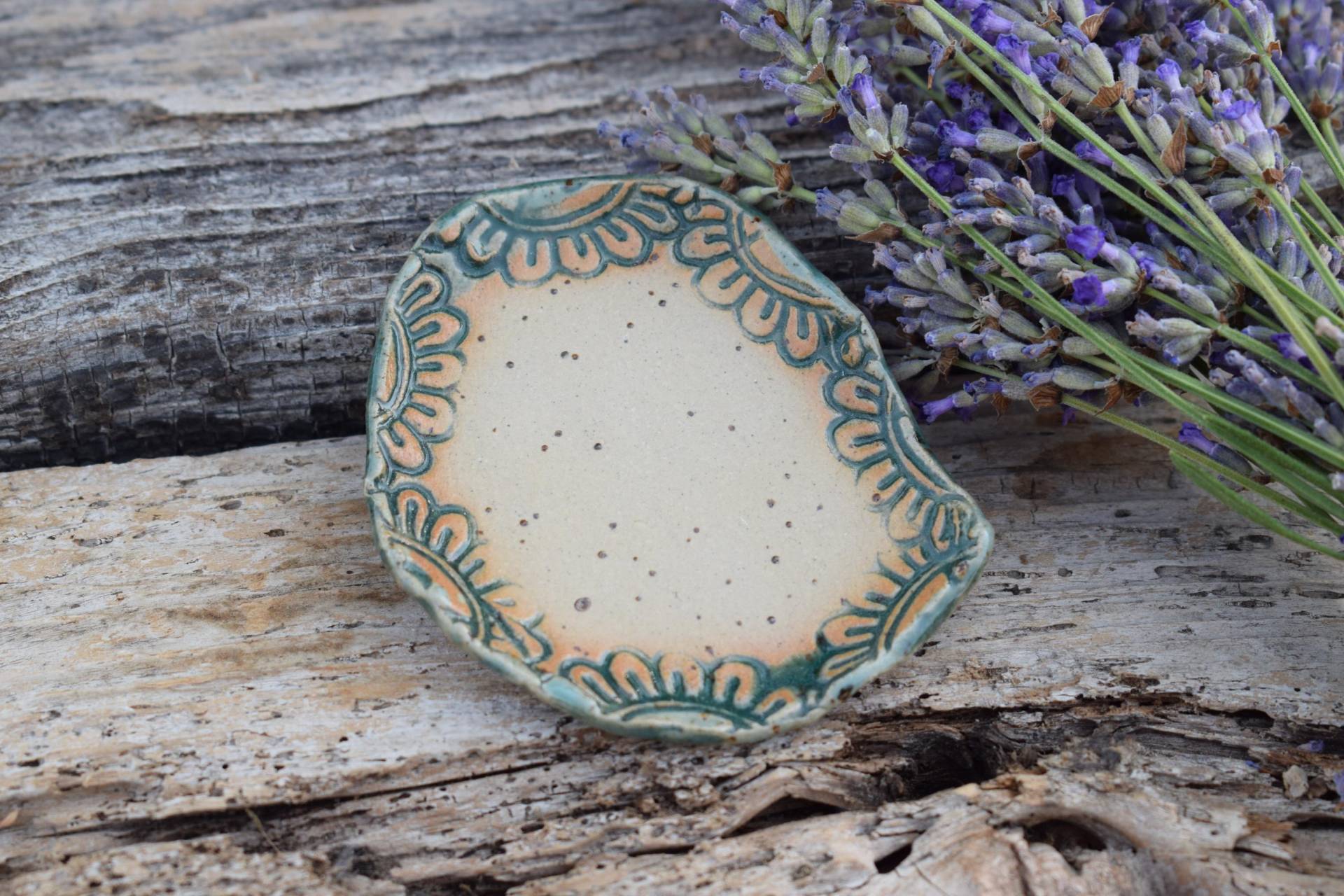 Schmuckablage Klein | Handgemachte Keramik, Schmuckschale, Geschenk, Boho Stempel, Grün Beige, Unikat, Ringablage Spülmaschinenfest von ArtAndKreative