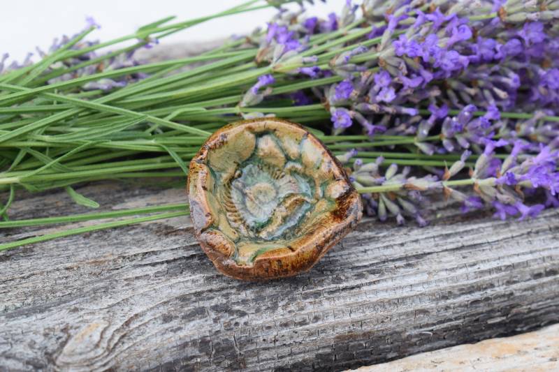 Schmuckablage Klein | Handgemachte Keramik, Schmuckschale, Geschenk, Seaglass, Seeglas, Fossil Stempel, Unikat Ringablage Spülmaschinenfest von ArtAndKreative