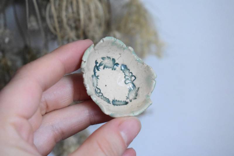 Schmuckablage Mini | Handgemacht Keramik, Schmuckschale, Geschenk, Blattstempel, Blätterranke Weiß, Grün, Unikat, Ringablage Schmuckablage Mini | Handgemacht Keramik, Schmuckschale, Geschenk, Blattstempel, Blätterranke Weiß, Grün, Unikat, Ringablage von ArtAndKreative