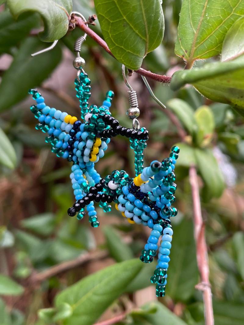 Bunte Kolibri Perlen Ohrringe von ArtAndean