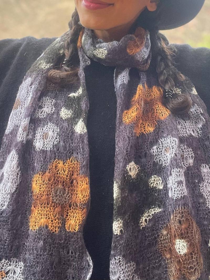 Grauer Schal Mit Blumenmuster von ArtAndean