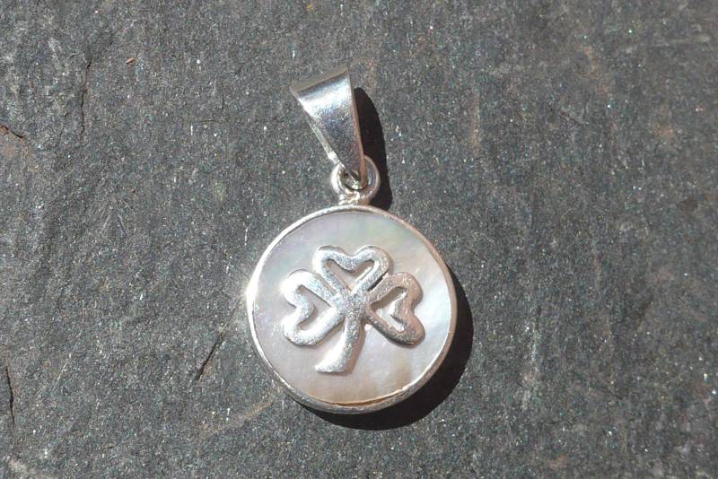 Klee Ohrringe Auf Perlmutt Und 950 Silber von ArtAndean