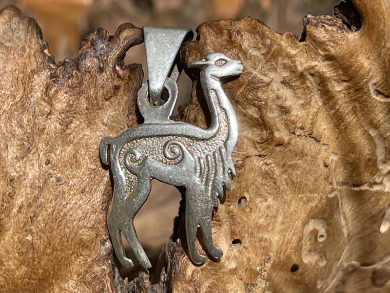 Kleiner Silberfarbener Lama-Anhänger von ArtAndean
