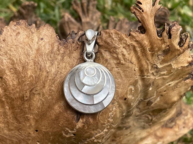 Perlmutt Spirale Anhänger von ArtAndean