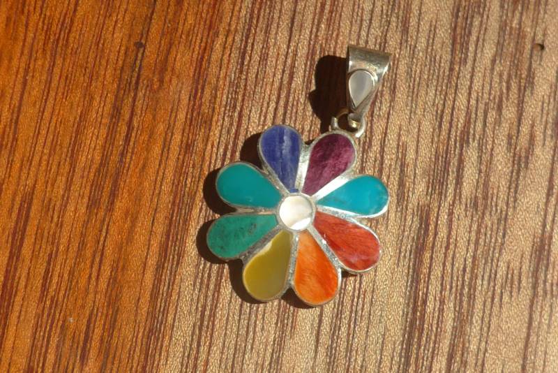 Regenbogen Blumen Anhänger - 4 Größen von ArtAndean