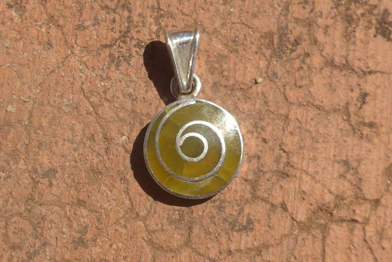 Serpentin Stein, Klein, Spirale, Silber Anhänger von ArtAndean